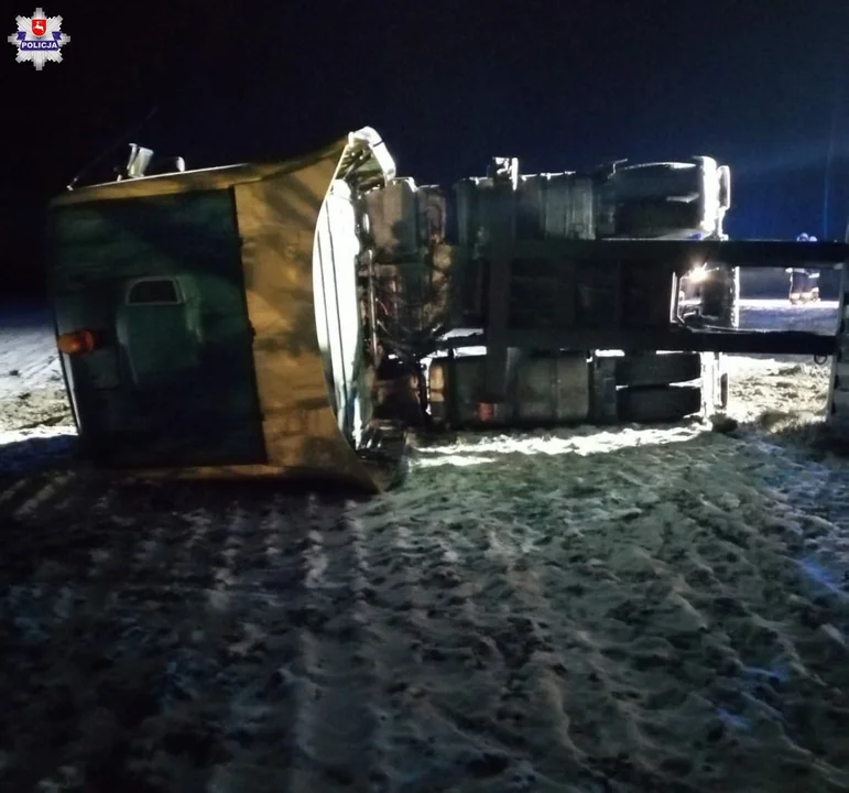 W Glinnym Stoku przewróciła się ciężarówka. Kierował nią 23-latek z powiatu radzyńskiego - Zdjęcie główne