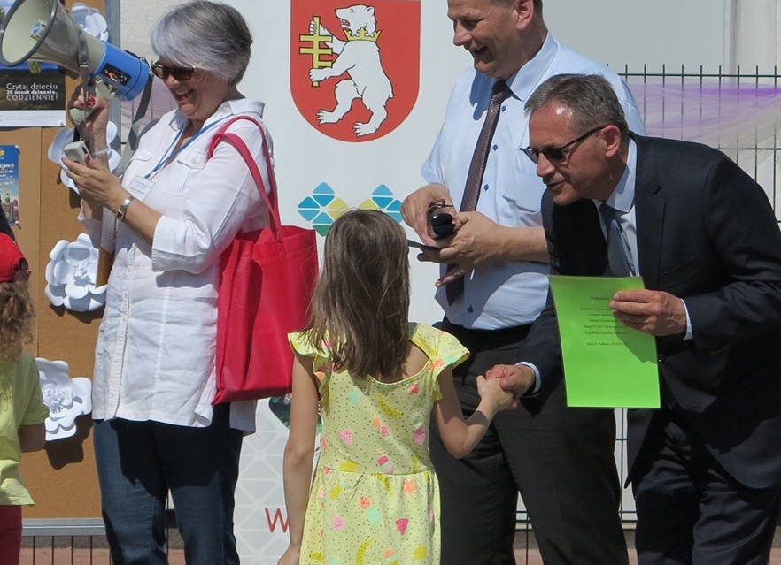 ,,Baśniowy spacerek" . Miejska biblioteka zabrała dzieci w świat książek - spacerkiem - Zdjęcie główne