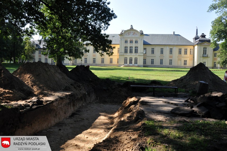 Trwają prace wykopaliskowe w poszukiwaniu fontann (zdjęcia) - Zdjęcie główne