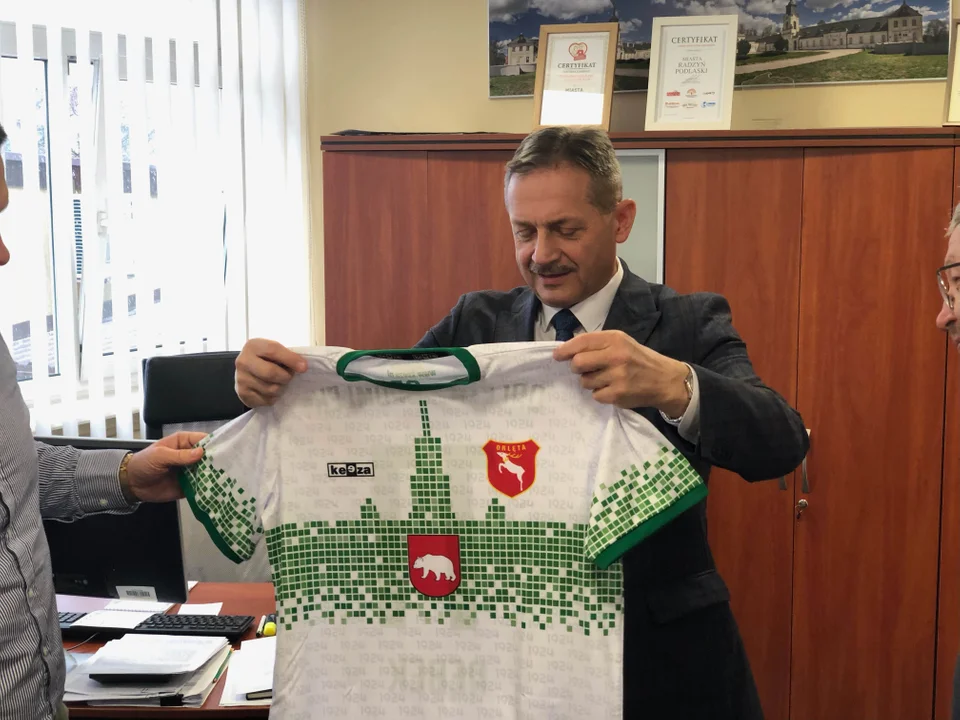 Nowy sezon piłkarski radzyńskie Orlęta rozegrają w nowych koszulkach  - Zdjęcie główne