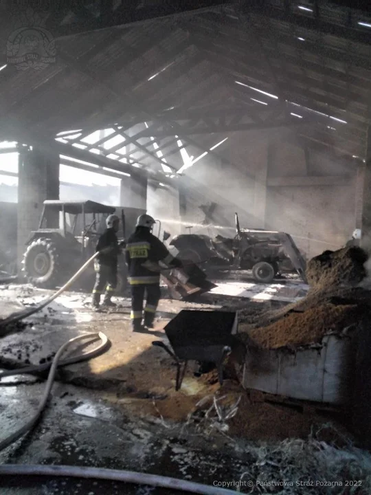 Strażacy walczą z ogniem w Grabowcu ( gm. Kąkolewnica). Zapalił się garaż, stodoła, obora,  w której znajdowało się bydło, maszyny rolnicze - Zdjęcie główne