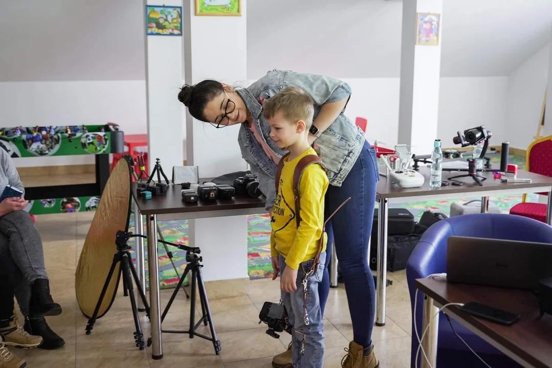 Młodzi pasjonaci fotografii przeszkoleni - Zdjęcie główne