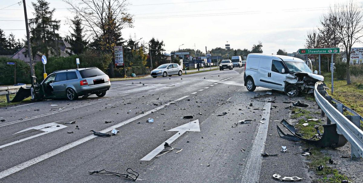 Wypadek na skrzyżowaniu dróg krajowych numer 19 i 63 w Radzyniu Podlaskim - Zdjęcie główne