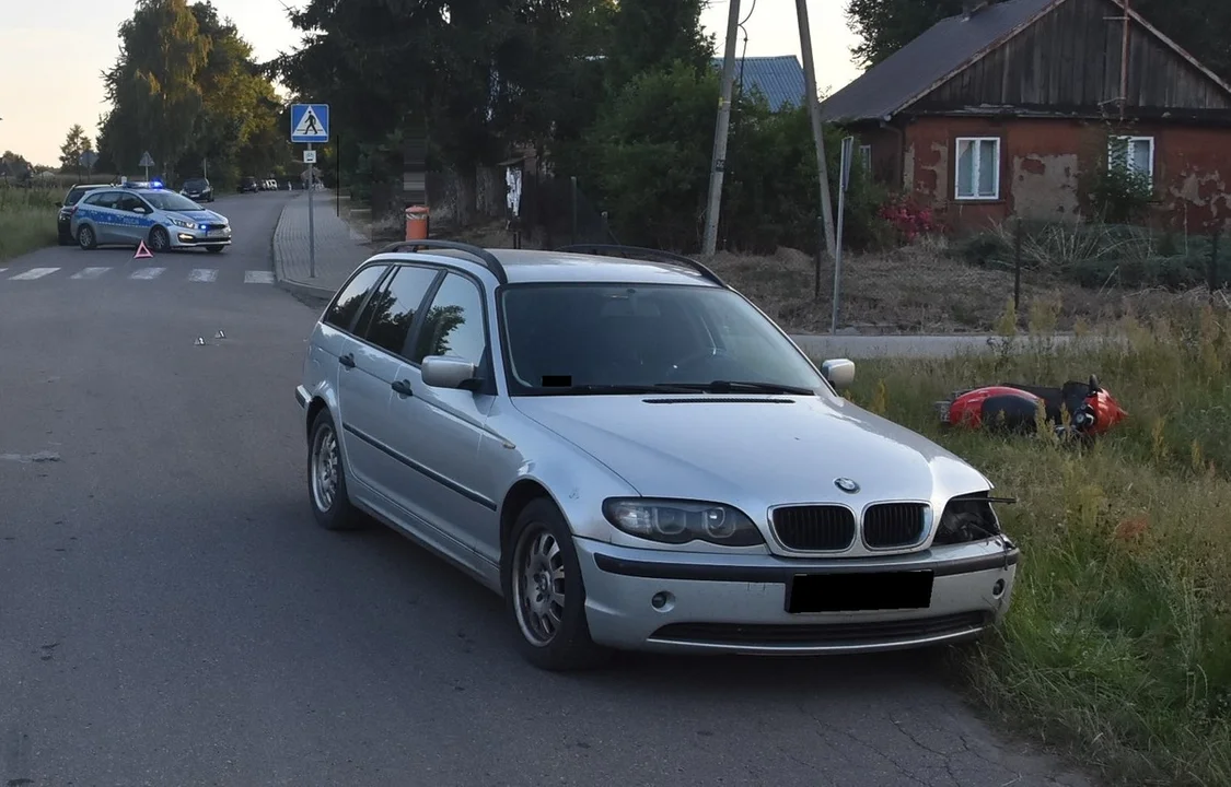 Powiat radzyński: Motorowerzysta wyprzedzał BMW na skrzyżowaniu. Skończyło się zderzeniem - Zdjęcie główne