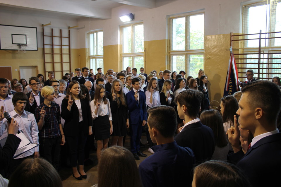Dzień Nauczyciela i ślubowanie uczniów w Komarówce - Zdjęcie główne