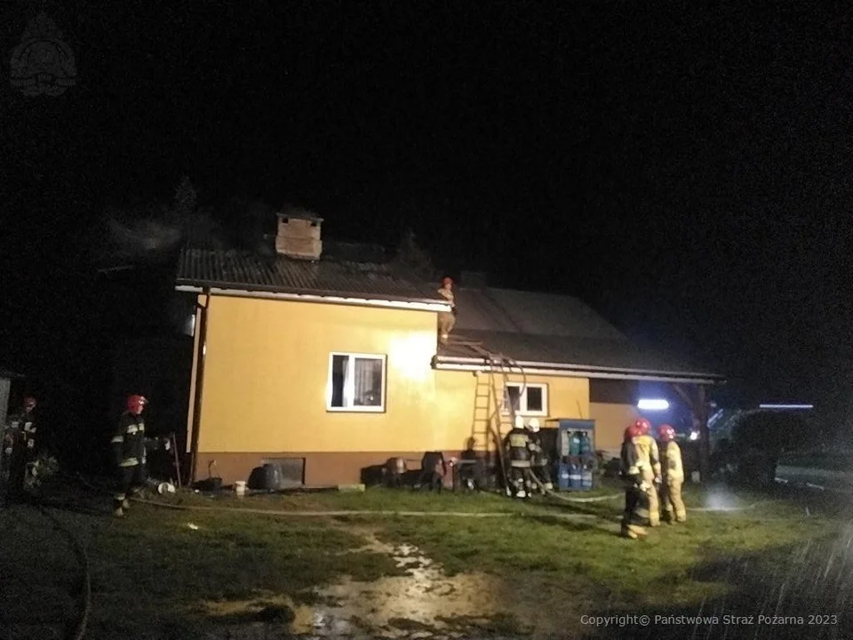 Powiat radzyński: Pożar budynku mieszkalnego. Ogień gasiło kilka zastępów strażaków - Zdjęcie główne