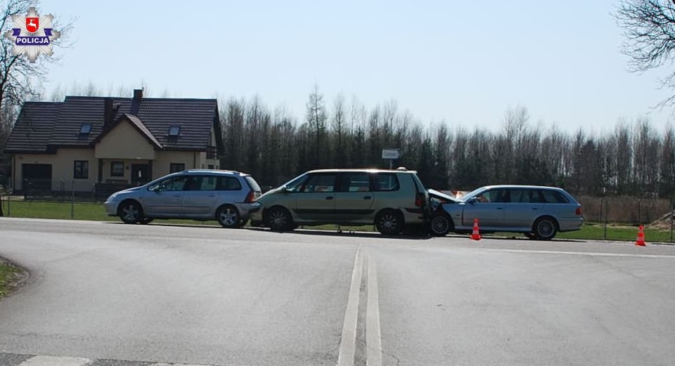 Zderzenie trzech pojazdów na ul. Wisznickiej - Zdjęcie główne