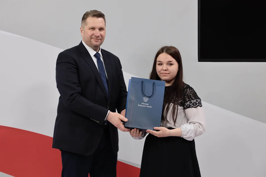 Anna Dados, uczennica Zespołu Szkół Ponadpodstawowych nagrodzona przez ministra oświaty  - Zdjęcie główne