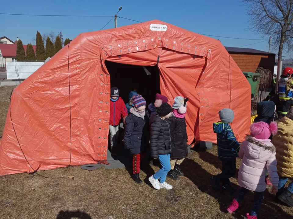 Strażacy ewakuowali przedszkolaków po alarmie o podłożeniu ładunku wybuchowego - Zdjęcie główne