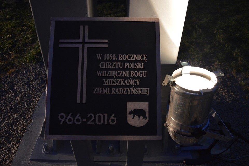 Krzyż Jubileuszowy niczym rycerski miecz stanął na skwerze 1050-lecia Chrztu Polski - Zdjęcie główne