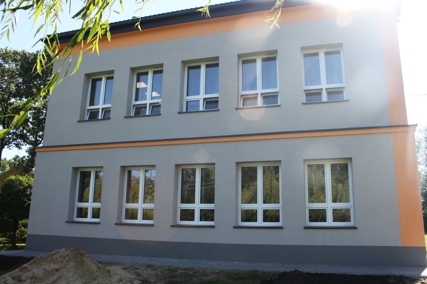 Budynek Szkoły Podstawowej w Tchórzewie po termomodernizacji - Zdjęcie główne