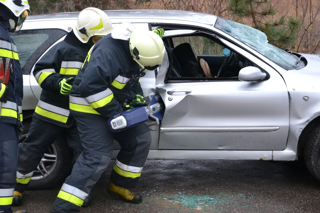 Strażacy ćwiczyli zgranie. Na zalewie i w budynkach przeprowadzono wspólne ćwiczenia dla  radzyńskich jednostek OSP z KSRG  - Zdjęcie główne