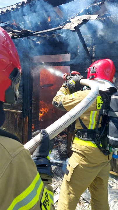 Powiat radzyński: Pożar drewnianego budynku. Jest jedna ofiara śmiertelna - Zdjęcie główne