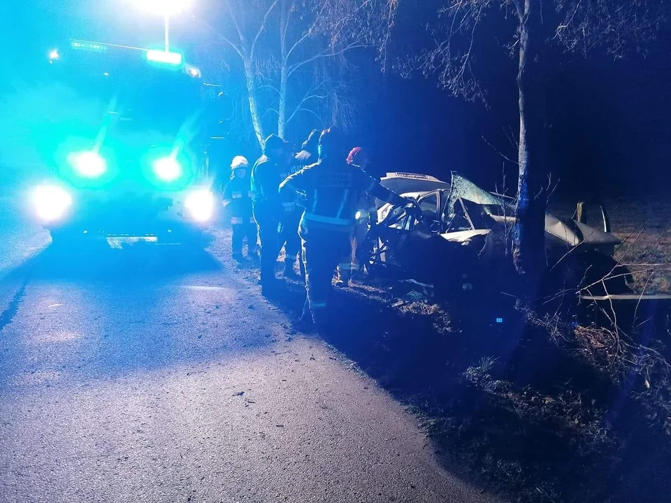 W Sokulach  ( gm. Kąkolewnica) po 4 rano kierowca samochodu uderzył w przydrożne drzewo  - Zdjęcie główne