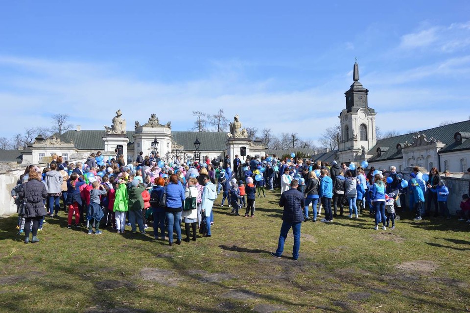 Na znak solidarności pofrunęły w niebo niebielskie balony (galeria)  - Zdjęcie główne