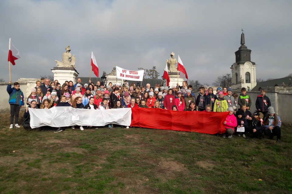 Szkoła Podstawowa nr 2 zaśpiewała dla Niepodległej  - Zdjęcie główne