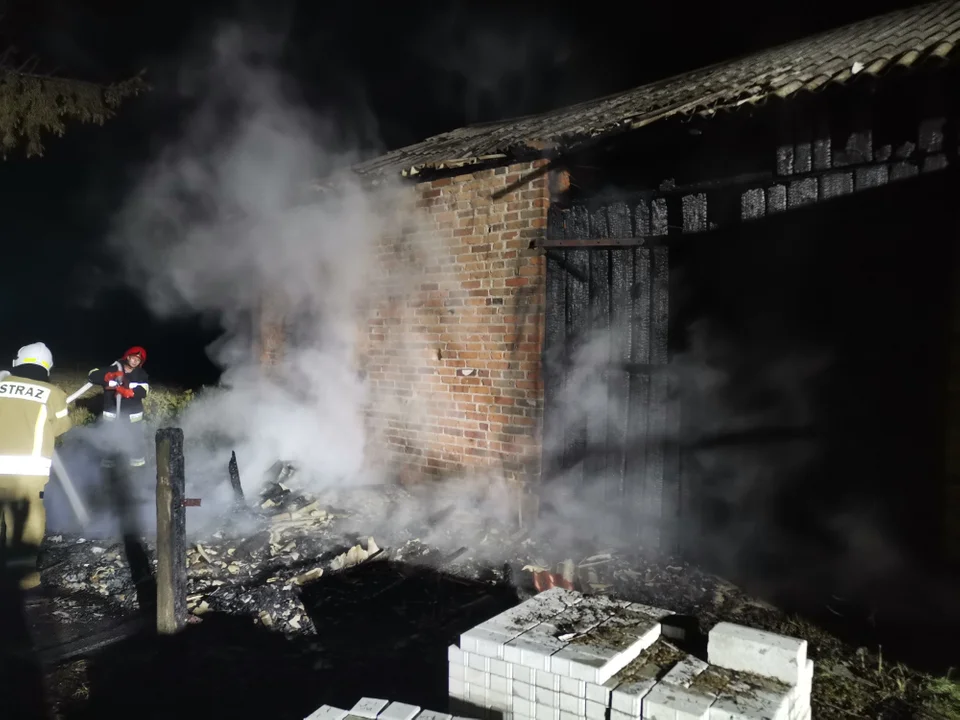 W nocy zapalił się budynek gospodarczy w Świerżach  - Zdjęcie główne