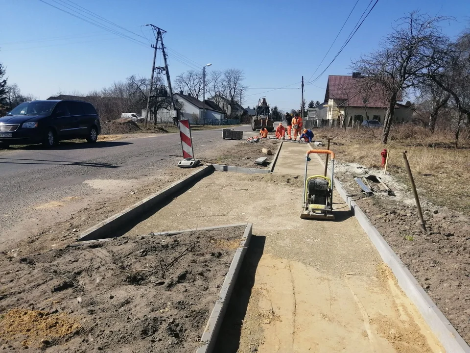 Trwa budowa chodnika przy drodze powiatowej w Suchowoli  - Zdjęcie główne