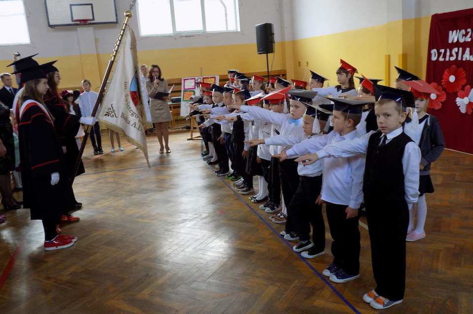 Ślubowanie klas pierwszych w Szkole Podstawowej w Białce - Zdjęcie główne