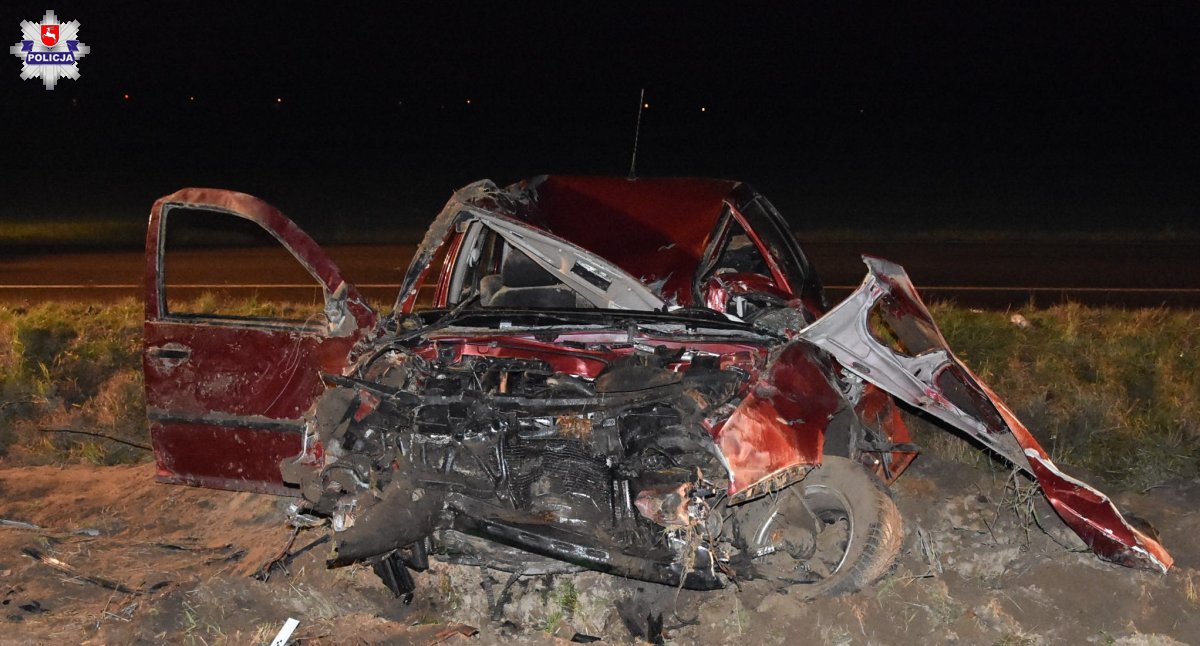 Powiat radzyński: Zjechał z drogi i uderzył w drzewo. Kierowca zmarł na miejscu, pasażerka trafiła do szpitala - Zdjęcie główne
