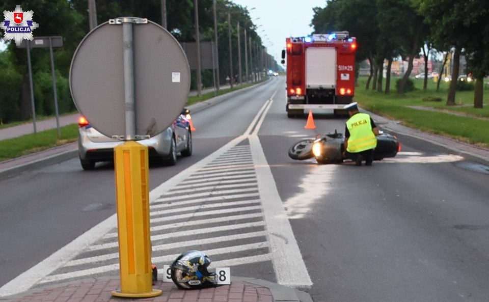 Motocyklem wjechał w znak drogowy - Zdjęcie główne