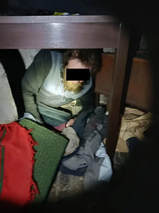 Powiat radzyński: Schował się pod stołem przed policją. Był poszukiwany listem gończym - Zdjęcie główne
