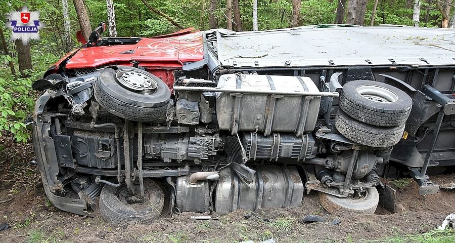 Zjechał i uderzył w tira - Zdjęcie główne