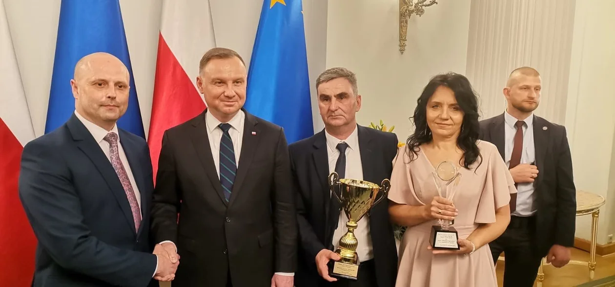 W Pałacu Prezydenckim, z rąk prezydenta RP Andrzeja Dudy  Jolanta i Sławomir Tupikowscy z Wólki Zdunkówki (Gmina Wohyń) odebrali tytuł Wicemistrza Krajowego w kategorii rolnicy - Zdjęcie główne