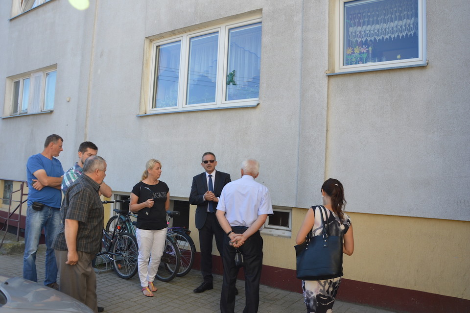 Wybuch gazu w bloku na Ostrowieckiej. Młody mężczyzna z silnymi poparzeniami (zdjęcia) - Zdjęcie główne