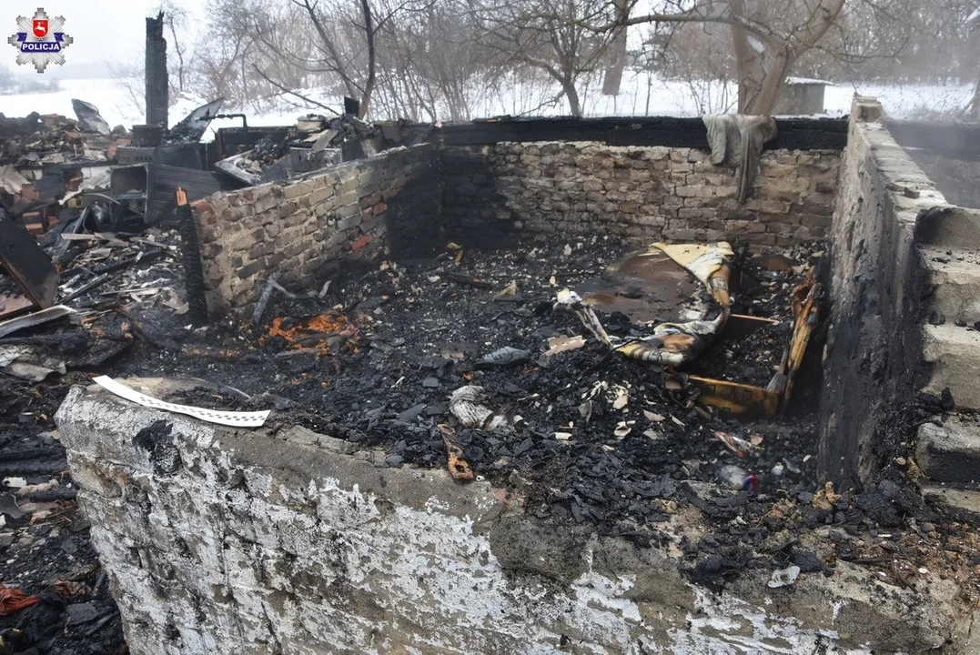 Powiat radzyński: Chciał rozpalić benzyną w piecu, spalił dom - Zdjęcie główne