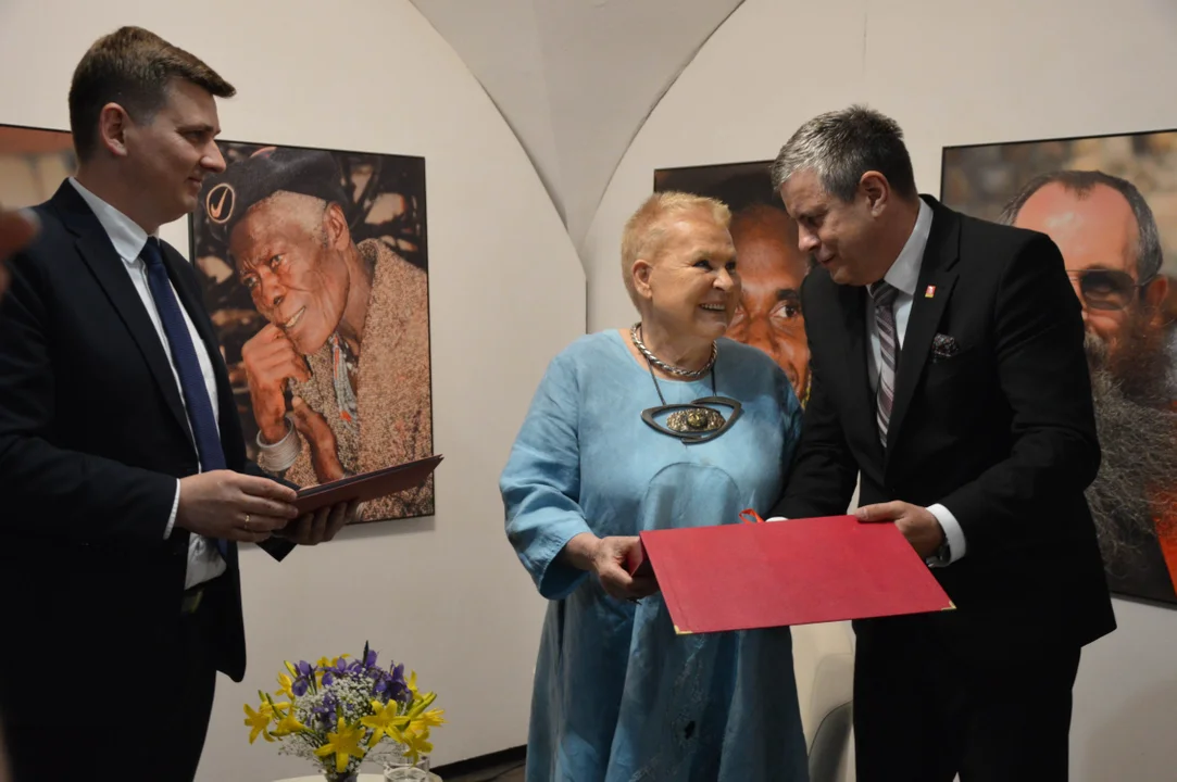 Elżbieta Dzikowska została pierwszym Honorowym Obywatelem Powiatu Radzyńskiego  - Zdjęcie główne