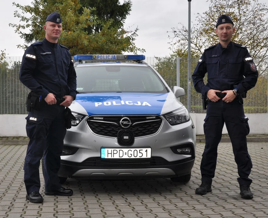 Powiat radzyński: Pożar naczepy z bydłem. Dwóch policjantów ruszyło z pomocą - Zdjęcie główne