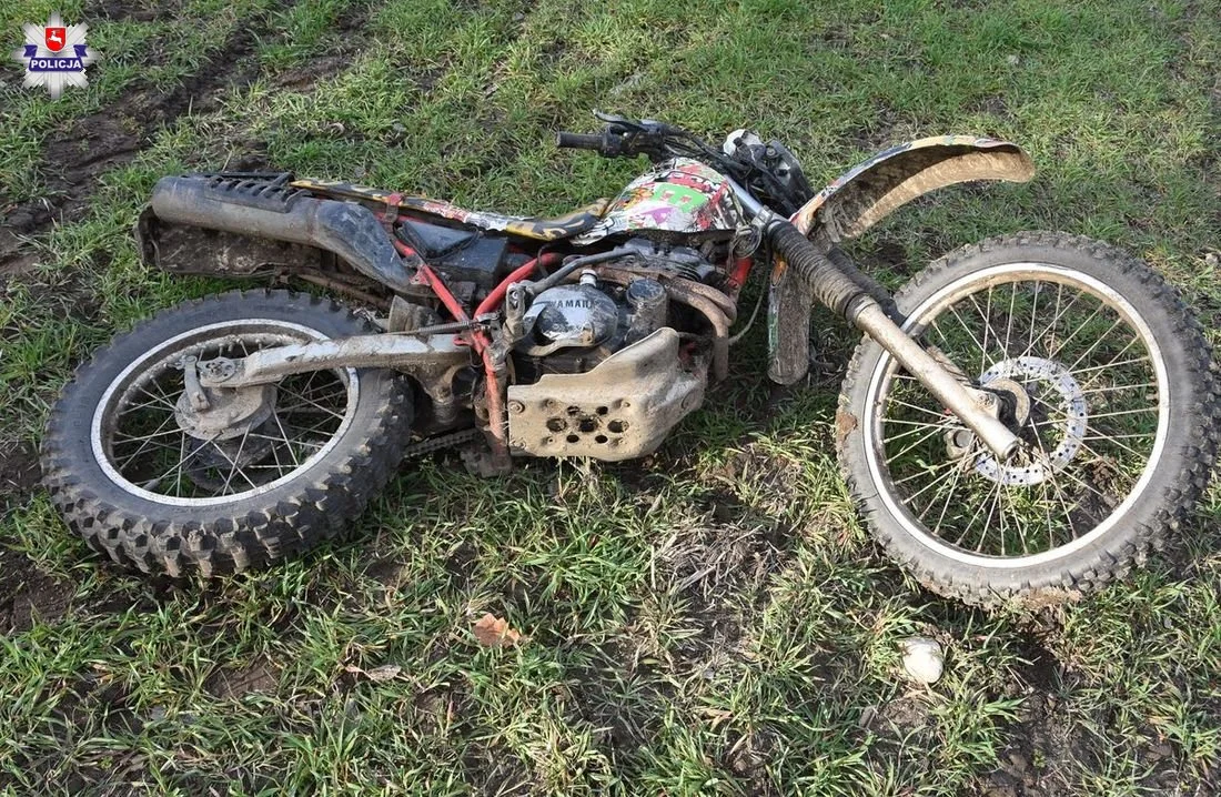 Powiat łukowski: Pijany motocyklista zakończył jazdę w polu - Zdjęcie główne
