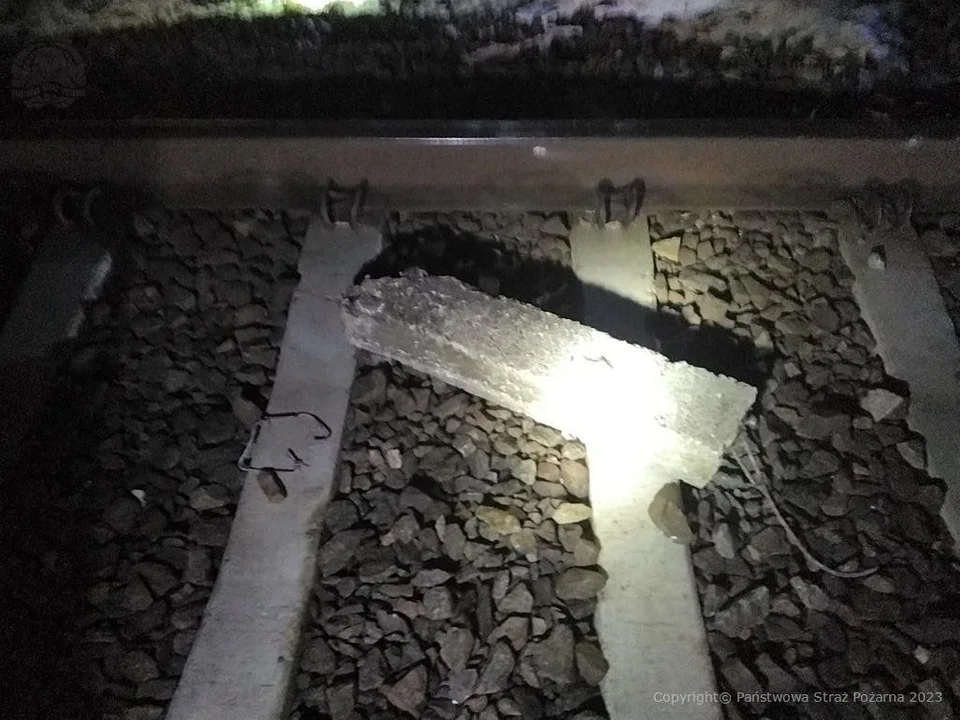 Powiat radzyński: Pociąg uderzył w betonowy słupek na przejeździe - Zdjęcie główne