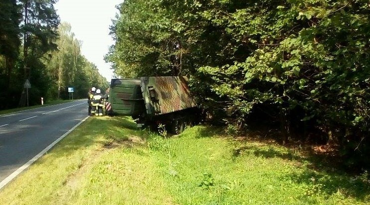 Wojskowa ciężarówka stoczyła się do rowu - Zdjęcie główne