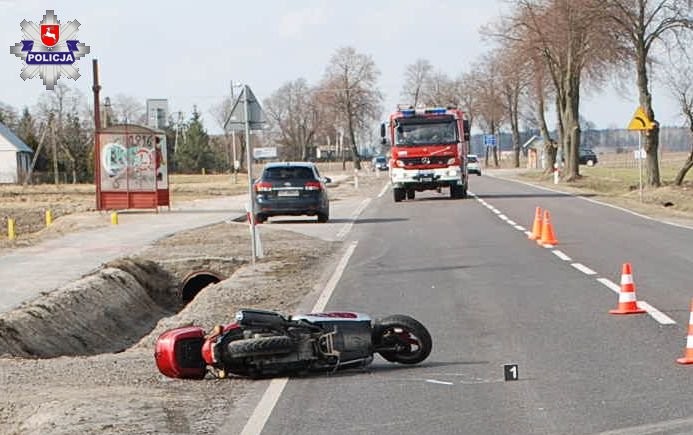 Policjanci ustalają okoliczności wypadku drogowego - Zdjęcie główne