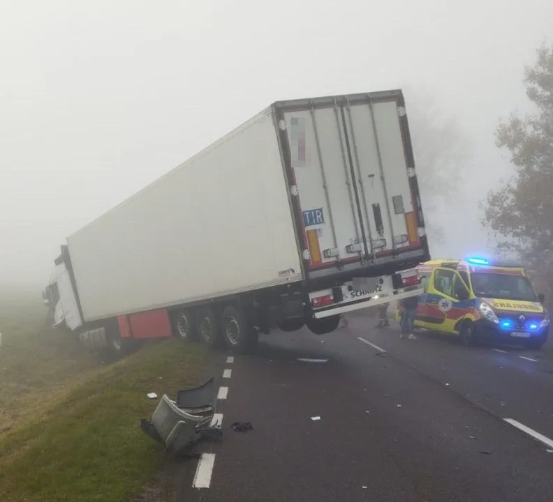 Powiat radzyński: Osobówka zderzyła się z ciężarówką. Jeden z kierowców w szpitalu - Zdjęcie główne