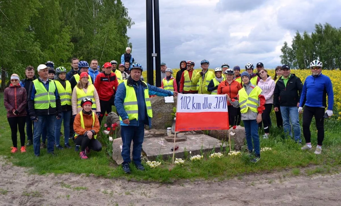  102. rocznicę urodzin św. Jana Pawła II radzyńscy rowerzyści uczcili rajdem na trasie o długości 102 km - Zdjęcie główne