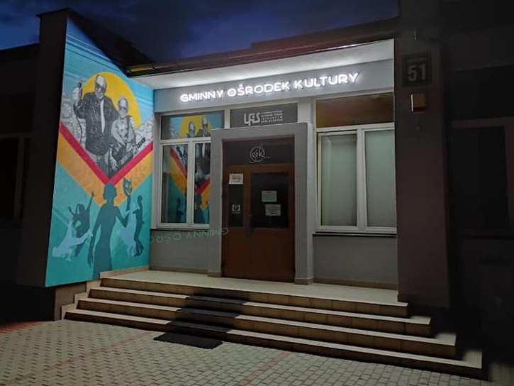  Ulański GOK z muralem i neonem - Zdjęcie główne