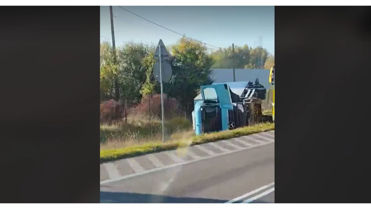 Radzyń Podlaski: Tir wjechał do rowu. Służby na miejscu [WIDEO] - Zdjęcie główne