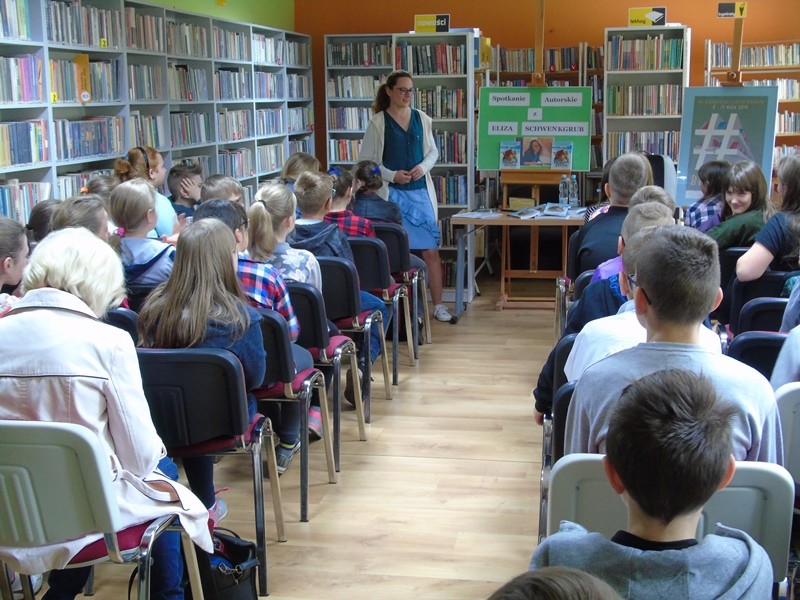 Spotkanie z pisarką Elizą Schwenkgrub  w Gminnej Bibliotece Publicznej w Borkach - Zdjęcie główne