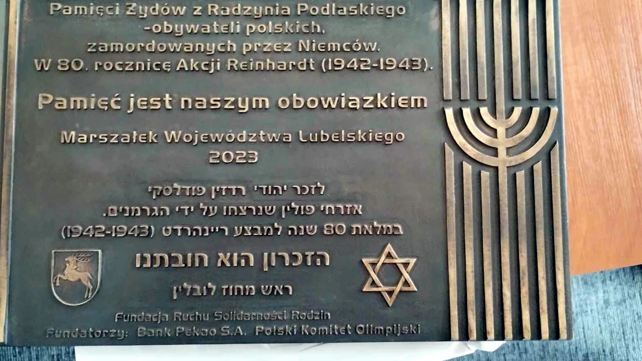 Znikająca tablica ku pamięci Żydów. Burmistrz przed wyborami odebrał, a po wyborach odesłał paczkę od marszałka - Zdjęcie główne