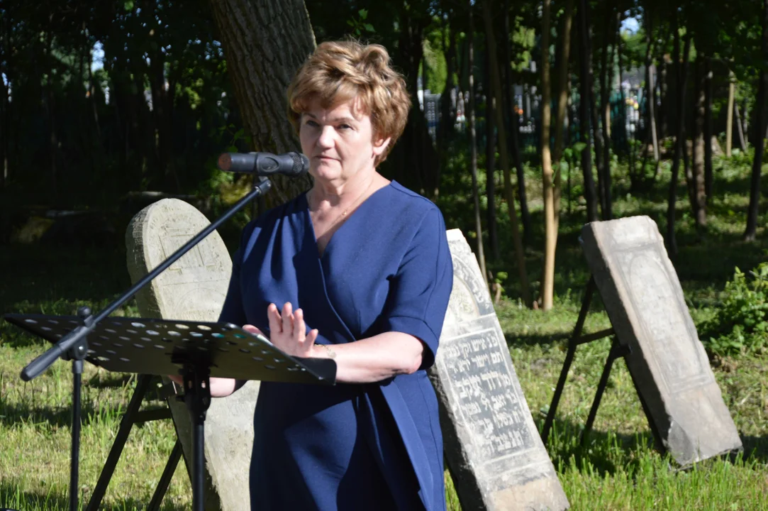 ,, Macewy i ich symbolika". Wykład wygłoszony przez Jolantę Bilską, nauczycielkę j. polskiego ZSP podczas uroczystości upamiętniających 80. rocznicę wybuchu powstania w getcie warszawskim - Zdjęcie główne