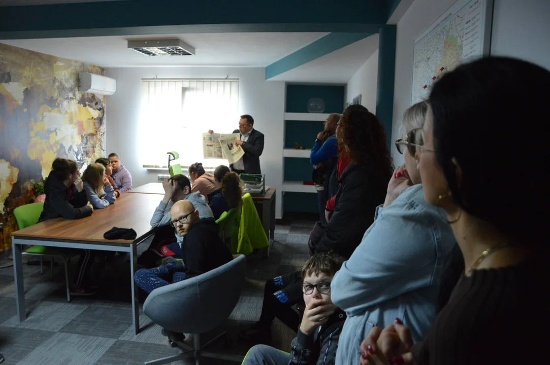 O życiu dziennikarskim i wspólnotowym. W redakcji Wspólnoty Radzyńskiej gościliśmy młodzież z SOSW - Zdjęcie główne