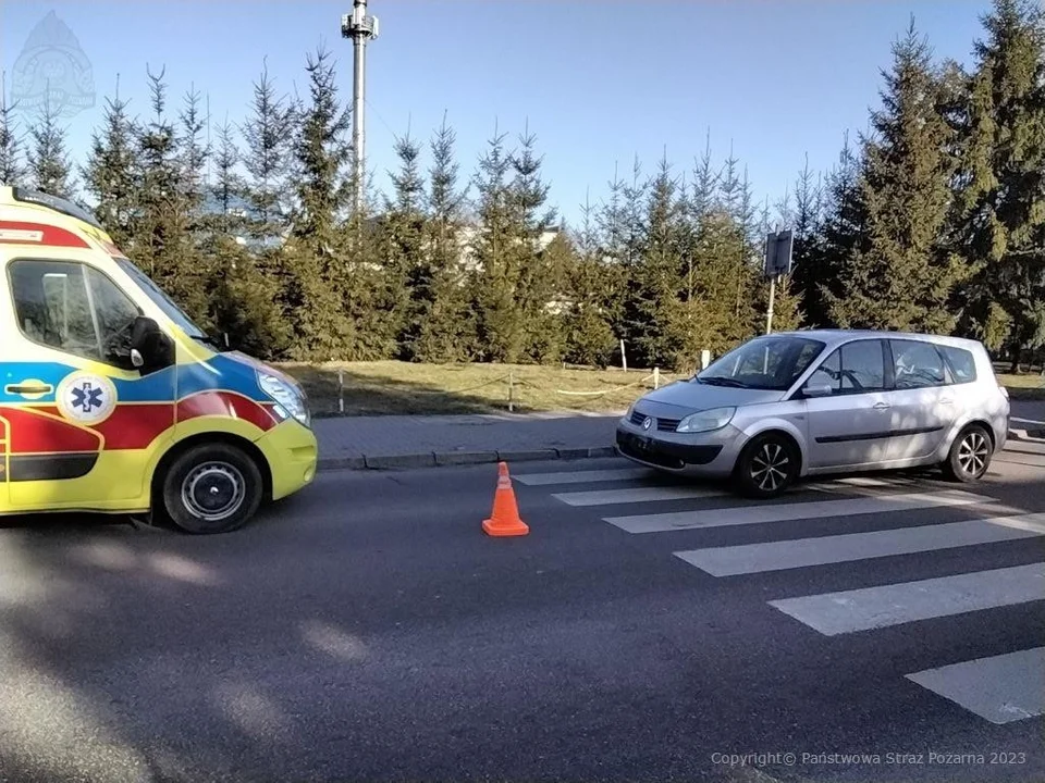 Radzyń Podlaski: Osobówka potrąciła pieszego. Auto stało częściowo na przejściu dla pieszych - Zdjęcie główne