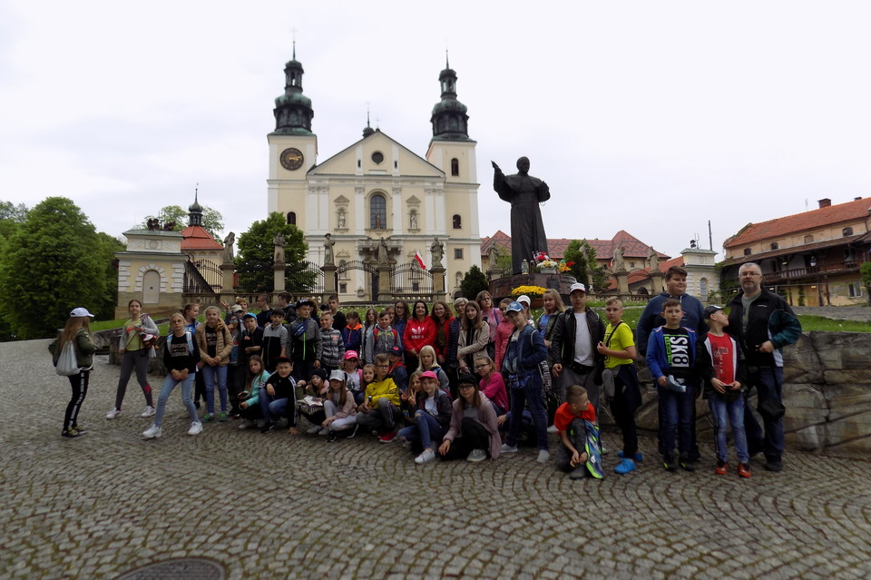 Dzieci ze Szkoły Podstawowej w Białce na wycieczce : „Śladami Jana Pawła II” - Zdjęcie główne