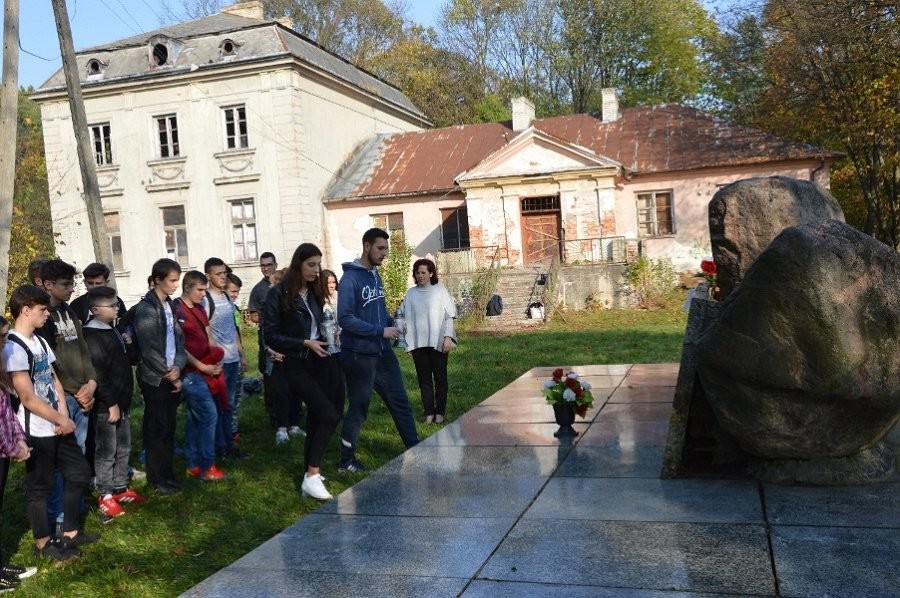 Młodzież z Woli Osowińskiej porządkowała miejsca pamięci - Zdjęcie główne