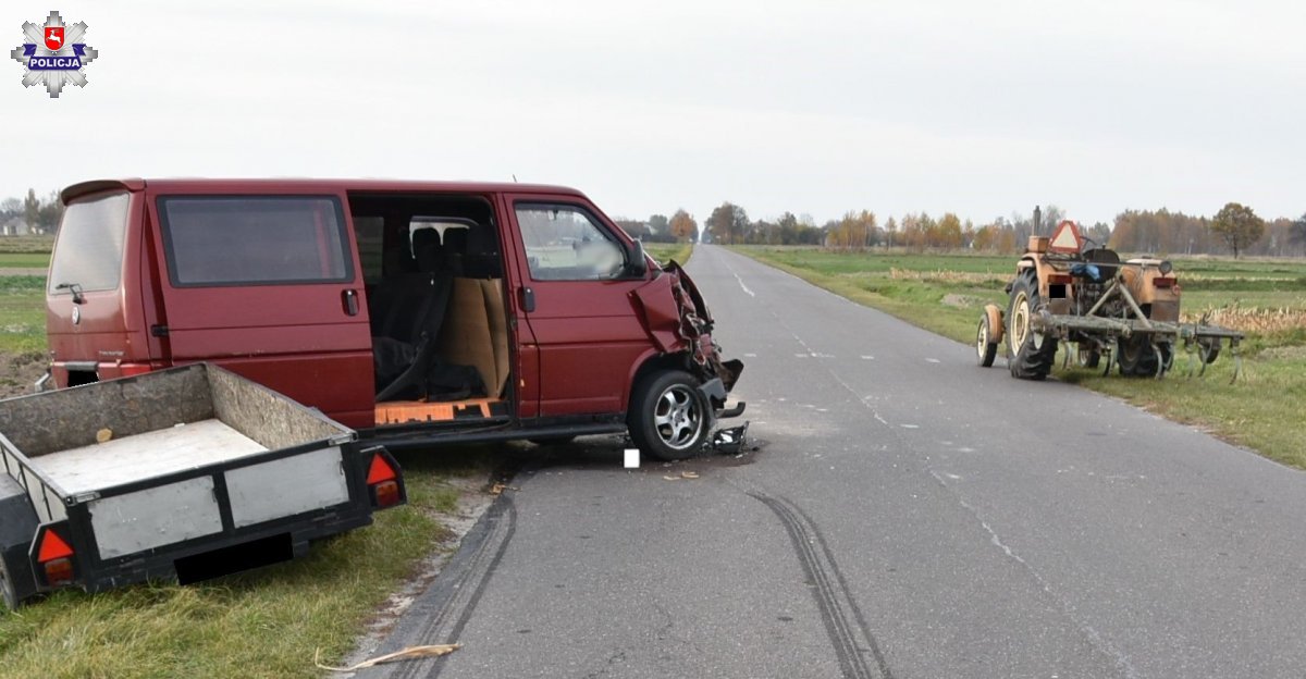 Powiat radzyński: Traktorzysta skręcił wprost pod koła busa. Jedna osoba w szpitalu - Zdjęcie główne