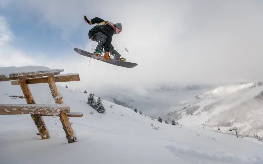 Sprawdź, co warto wiedzieć o jeździe na snowboardzie - Zdjęcie główne