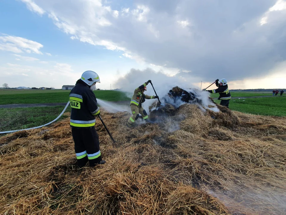 Zaprószenie ognia - przyczyną pożaru bel słomy w Sobolach  - Zdjęcie główne